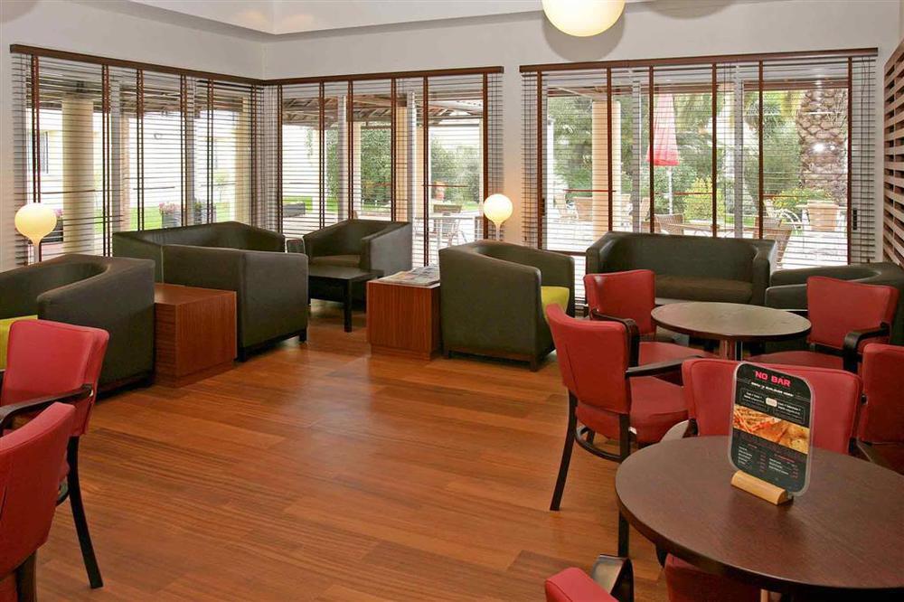Hotel Ibis Setúbal Restoran fotoğraf